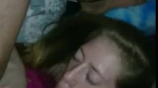 Meine Freundin mit Akne und Pickeln auf ihrem Gesicht pumpt meinen Schwanz