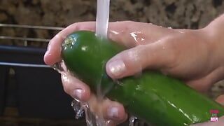 Een wanhopige huisvrouw gebruikt komkommer en wortel als vervanging voor een grote harde pik