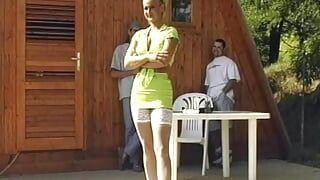 Duitse slet met blond haar die een kerel bevalt met een sexy panty en een geschoren poesje
