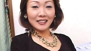 Solo-asiatische MILF genießt Masturbation