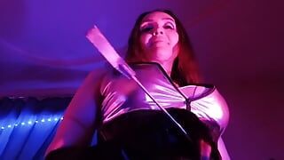 Domina eva latex-fetisch-herrin domina muschilecken sklavin Maske lecken höschen BDSM heiße MILF in silbernen kleid strümpfen