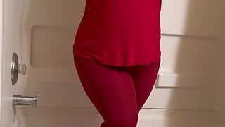 Heißes Mädchen will unbedingt in enge rote Yogahosen pinkeln