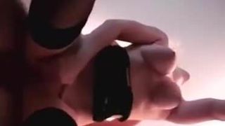 Reife Frau squirtet aus analem Orgasmus
