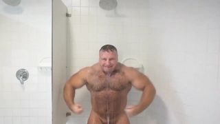 Bodybuilder Andre Mark in der Dusche beugen