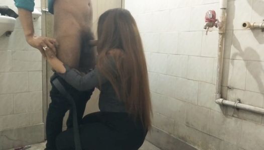 Sexy senhora do escritório fodendo com seu chefe no banheiro
