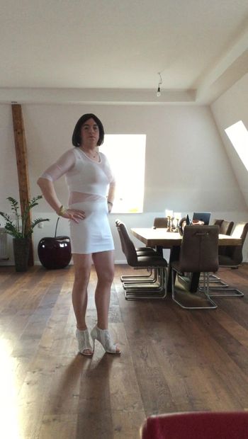 Nicki-Travesti, robe en maille blanche sexy et chaussures de mariage