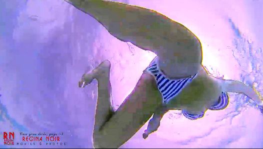 Tolle Unterwasser-Bikini-Show. Elegantes, flexibles Schätzchen schwimmt