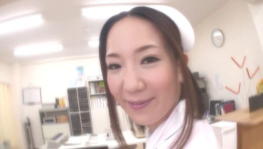 Schöne schöne japanische Krankenschwester wird vom Arzt hart gefickt