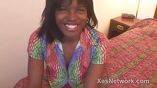 Amatorskie POV wideo z owłosioną czarną nastolatką pieprzył twardy anal