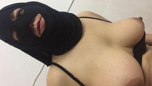 Tunesische hijab fingert ihren arsch und ihre muschi