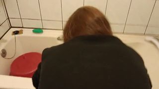 Мачеху трахнули в ванной в любительском видео