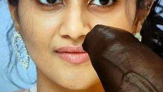 Megha Akash amartillando la cara