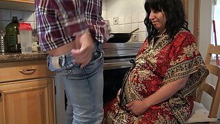 Madrasta grávida traindo com o enteado enquanto o marido está no trabalho