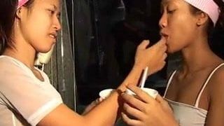 Saori &amp; Saya thailändische Teenager lecken Eiscreme-Titten thaigirltia.com