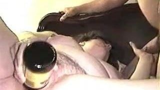 Gran gibt einen Blowjob beim Masturbieren mit einer Flasche