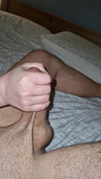 Vrouw trekt echtgenoot harde pik af tijdens het chatten in bed