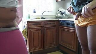 Пасинок жорстко трахає мачуху на кухні