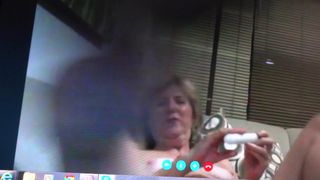 Oma masturbiert vor der Webcam