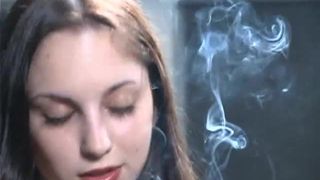 Latalya Duell raucht, zeigt ihre sexy weißen Nägel