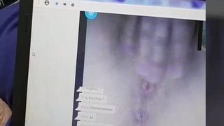 Schöne Masturbation eines jungen Mädchens im Video-Chat