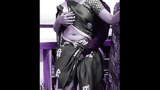 Vacker indisk dam i en saree otrogen mot sin man och knullas doggy i köket av sin älskare