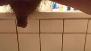 Ochtend tranny neukt met een dildo in de badkamer
