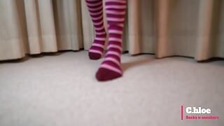 Chloesocks - Studentin in rosa Socken - Fußanbetung und Fußdominanz