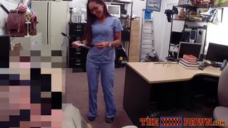 Heiße Amateur-Krankenschwester trägt beim heißen POV-Blowjob eine verführerische Brille