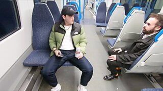 Chav und zufälliger Pendler ficken ohne Sattel in einer Zugtoilette