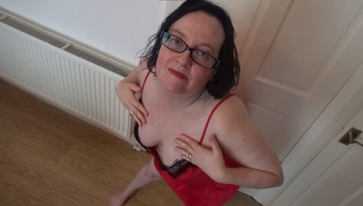 Sexy esposa mostrando grandes pechos bailando en camisón de seda roja