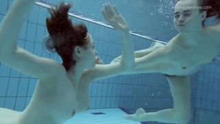 Anna Netrebko en Lada Poleshuk onderwater lesbiennes
