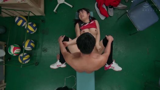 Um certo clube de vôlei universitário feminino em Tóquio está realizando um campo de treinamento! Os treinadores estão fazendo todo o sexo que querem
