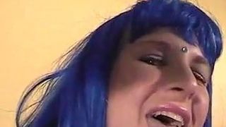 Blaue Haare, Sissy lutscht Schwanz isst Sperma