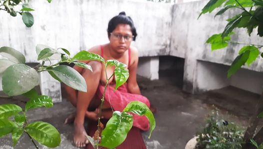 Desi Bengali Boudi in Sari im Freien gefickt