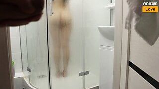 Stiefschwester in der Dusche überrascht und gefickt