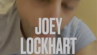 Joey Lockhart benutzt einen riesigen dildo, um seinen engen arsch zu dehnen