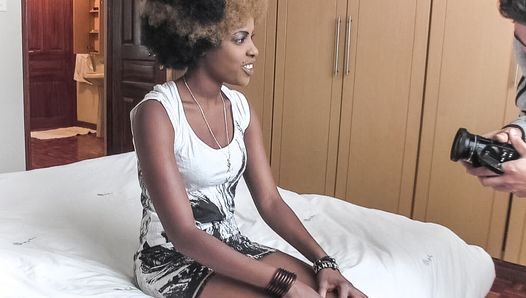 Afro Teen Schlampe vermietet ihre Kehle zu riesigem Schwanz
