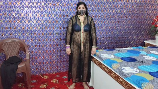 Mooie Pakistaanse Punjabi tante met grote borsten vingert haar poesje