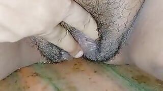 estudante masturbando dedilhado close-up pingando raspada molhada buceta suculenta e orgasmo esguicho