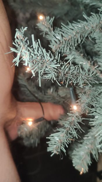 Twink fickt weihnachtsbaum mit seinem dicken, unbeschnittenen 6-zoll-schwanz