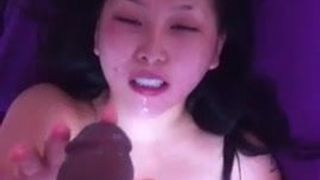 Douche de sperme asiatique par une grosse bite noire
