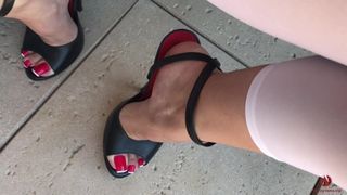 Pissen op sexy voeten in sandalen met hoge hakken