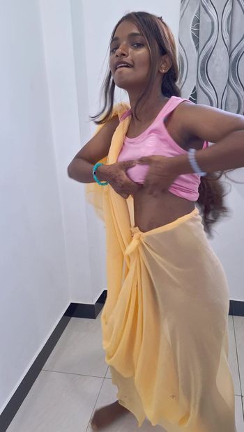 Красивая индийская сводная сестра с большими сиськами показывает сексуальный танец
