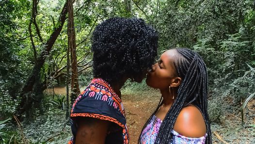 Öffentlicher Spaziergang im Park, privater afrikanischer lesbischer Dildofick