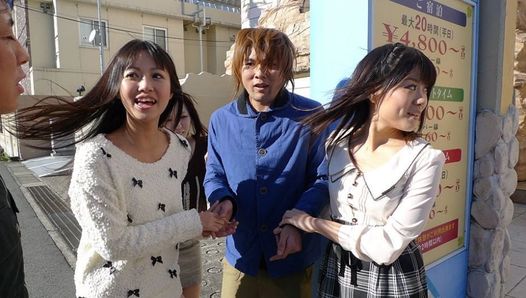 Japanisches Mädel Kotomi Asakura teilt einen Typen mit Freunden, Unce