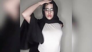Arabische exhibitionistin mit tanga beginnt das jahr, indem sie am fenster für ihre nachbarn posiert