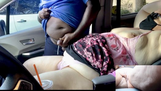 Une maman MILF sexy excitée à gros cul avec de gros seins se fait prendre en train de se masturber en public dans une voiture (un black se branle sur une chatte mouillée de ssbbw