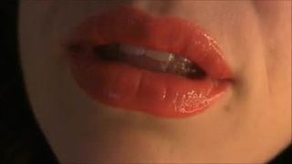 Rote Lippen der Nahaufnahme, schmutzigen Gesprächs der Nahaufnahme