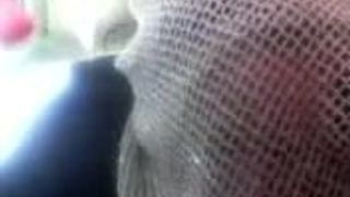 Arabische Hijab-Frau, die einen Schwanz im Auto lutscht
