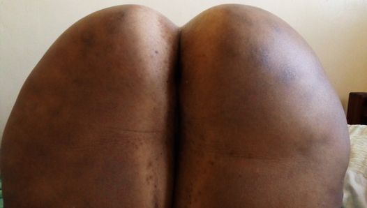 Ebony BBW's bare ass farts